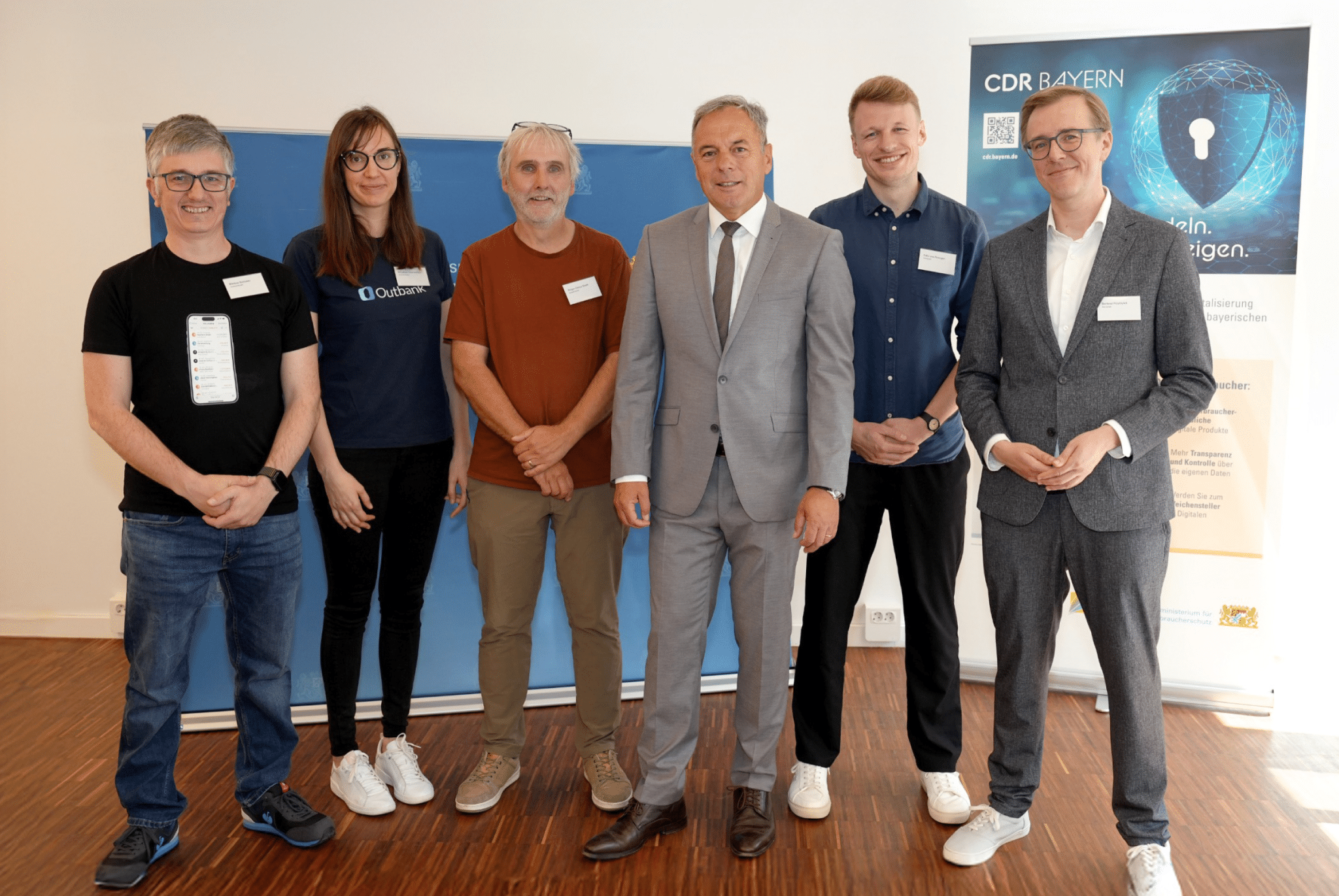 Outbank CDR Team, sechs Menschen aufgestellt für ein Gruppenbild