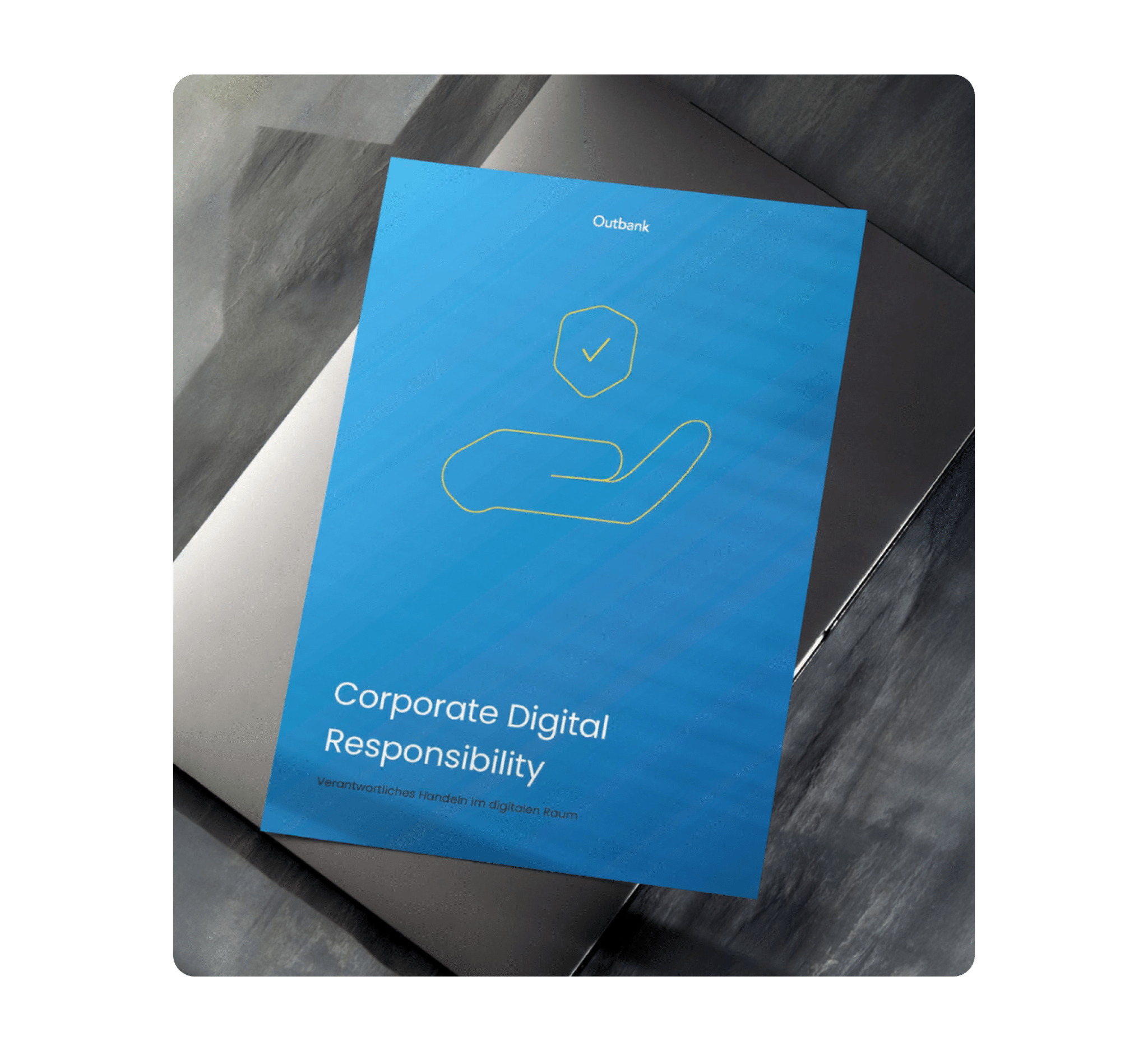 Blaues Papier mit CDR Whitepaper-Titel das auf einem Laptop liegt
